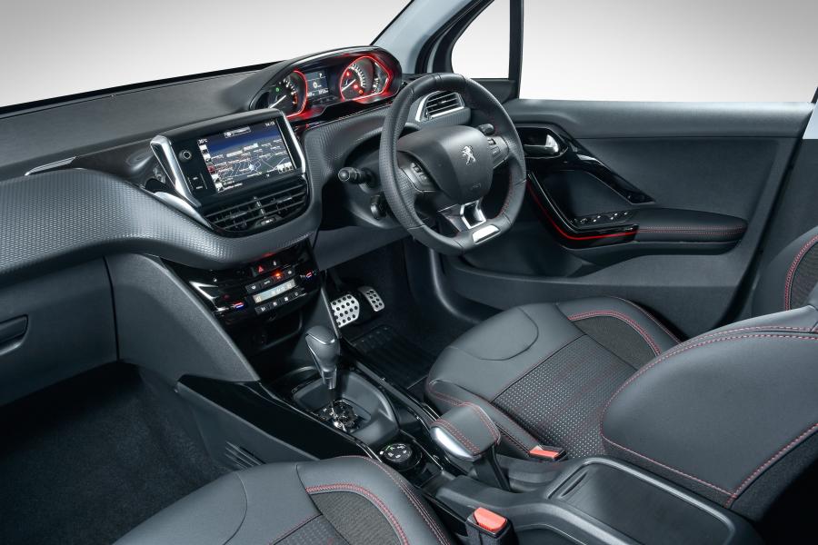 Интерьер Peugeot 2008 GT Line 2017 года  (ZA) (фото 36 из 40)